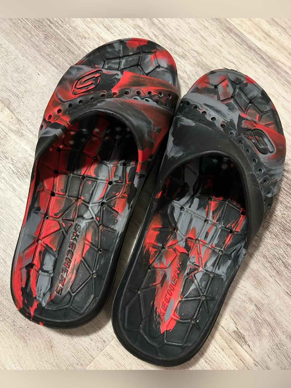 Skechers Kids Foamies Hogan Aqua Spurt Slide Sandals – Black/Red/Grey, Size 6